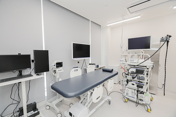 いわした内科おなか診療所 内視鏡検査室。先進の検査機器も完備