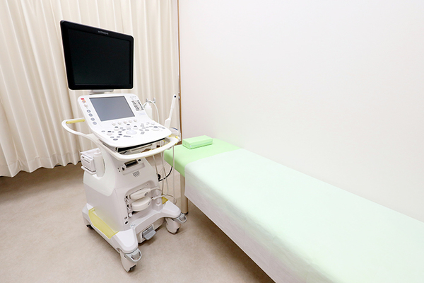 こまい腎・泌尿器科クリニック 腹部エコー装置を用いて残尿具合の確認や尿流量検査を行う