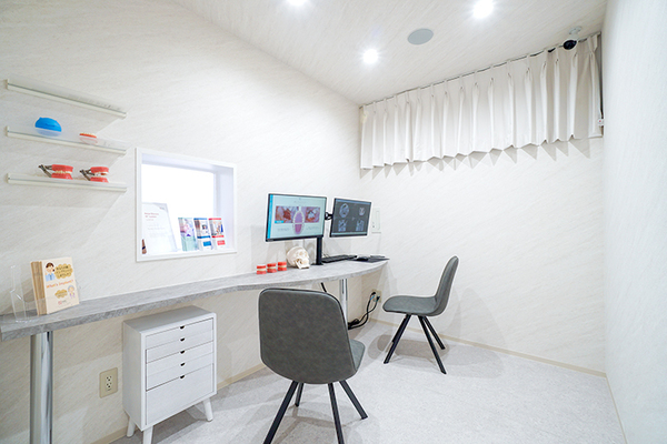 大橋駅前アロハ歯科 小児・矯正歯科クリニック　九州インプラントクリニック 白を基調とした清潔感のある診察室