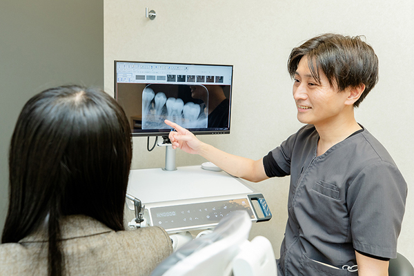 木下歯科医院 患者の口腔内の状況をわかりやすく丁寧に説明している同院