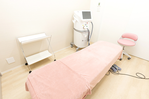 伊谷形成外科・皮フ科クリニック 皮膚腫瘍の除去などを行う処置室は先端の機器を完備している