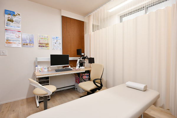 きぬ皮フ科クリニック 清潔感にあふれる診察室。院長が幅広い皮膚の悩みに応える