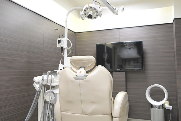 つかだ歯科医院 明るい診察室で治療を受けることができる