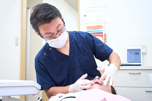 ひまわり歯科 歯科技工士との連携で精密な入れ歯づくりを行う
