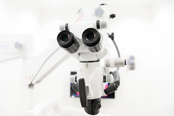 つだぬまエキ総合歯科 マイクロスコープを活用し、細部まで確認しながら治療を進める