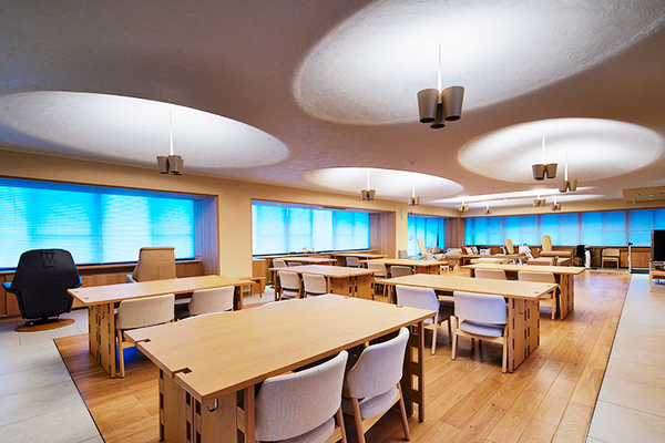 医療法人 原内科循環器科クリニック 木のぬくもりが感じられるのデイケアのフロア