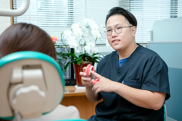 本橋歯科医院 経験豊富な歯科医師が在籍し、こまやかな診療が行われる