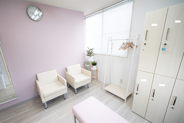 まつもとクリニック 広々とした透析患者専用の更衣室も完備している