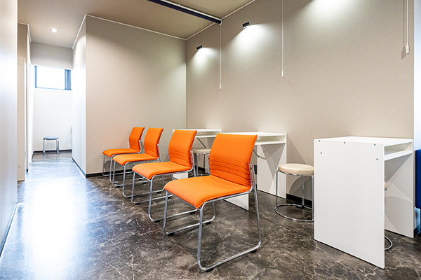 みちかぜクリニック 滞在時間の短縮や安心できる環境作りのため、専用の待合も設ける
