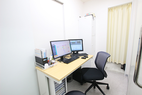 大阪心斎橋呼吸器内科・内科クリニック 患者目線での丁寧な説明を行う