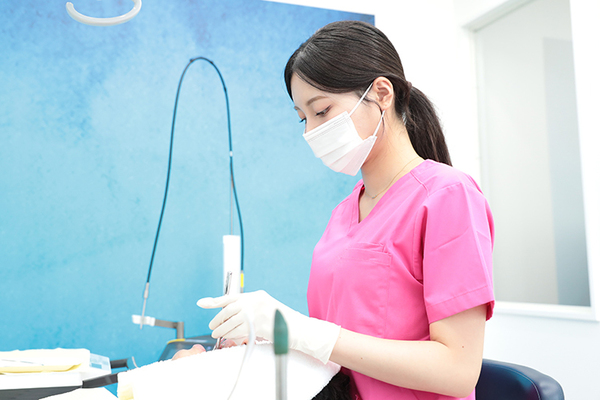 小松歯科医院 殺菌や歯石取りが可能なレーザー治療も、患者への負担に配慮