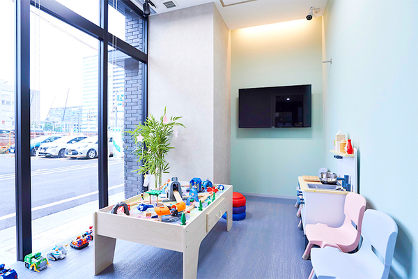 RIデンタルクリニック中野 キッズスペースには子どもが喜ぶたくさんのおもちゃを用意