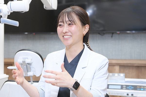 池袋歯科・矯正歯科 見た目だけでなく心にもプラスの変化が望めると話す宮本院長