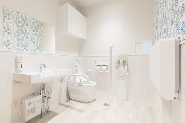 明石駅前いなぐま小児科アレルギー科 院内のトイレは広々としており、清潔感にあふれている