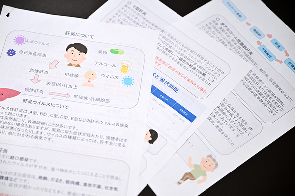 ぎょうとく内科・内視鏡クリニック 手製の資料を用いてわかりやすく説明している