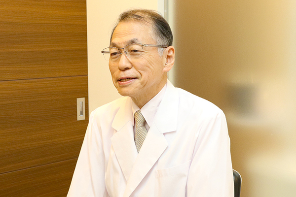 あいあーる歯科目黒駅医院 健康な歯を削る範囲も少ないなどのメリットがあると話す三宮先生