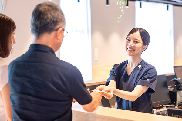 なかしま内科循環器・整形外科クリニック 明るい笑顔での対応で、来院時から安心を届ける