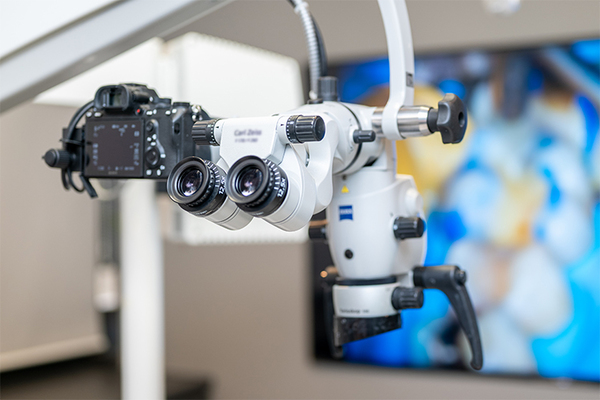 ひろた哲哉歯科・矯正歯科 マイクロスコープを用いることで、口腔内を詳細に確認できる