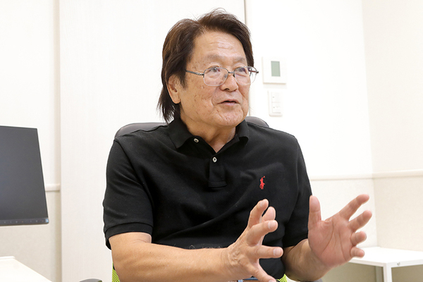 安原こどもクリニック 肥満は生活習慣だけでなくさまざまな要因が考えられると話す院長