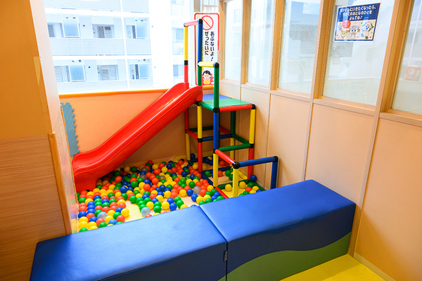 ふなばしキッズデンタル 待ち時間も楽しく待てるような工夫を施したキッズスペース
