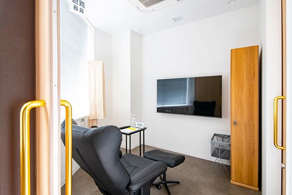 広島八丁堀内科・胃腸内視鏡クリニック 同院では個室・半個室の待機スペースを備えてプライバシーに配慮