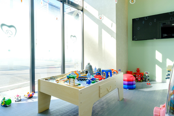 RIデンタルクリニック中野 キッズスペースには子どもが喜ぶたくさんのおもちゃを用意