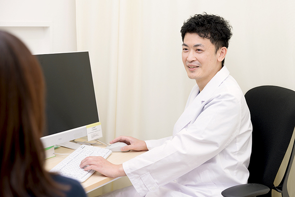 クリニックプラス高円寺 高血圧は動脈硬化を進行させる要因になると話す阿部院長