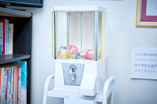 善行団地ファミリー歯科 カプセルトイを設置するなど、子どもが通いやすい工夫を施す