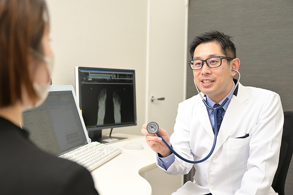 世田谷リウマチ膠原病クリニック　新宿本院 症状について丁寧に診察を行う田邉谷徹也先生