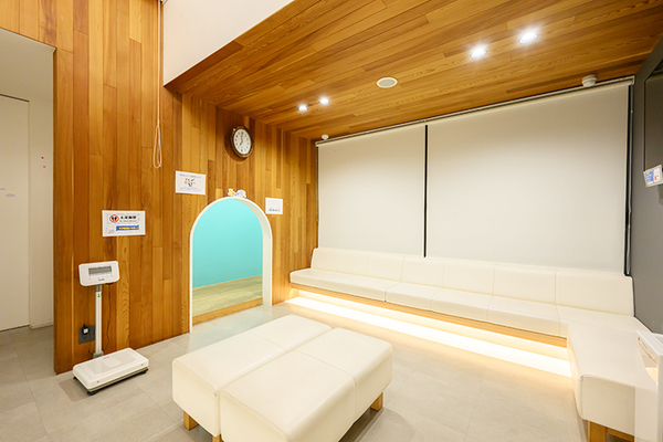 おひさまこどものクリニック 来院する子どもの不安を軽減する医療機関らしくない雰囲気の院内