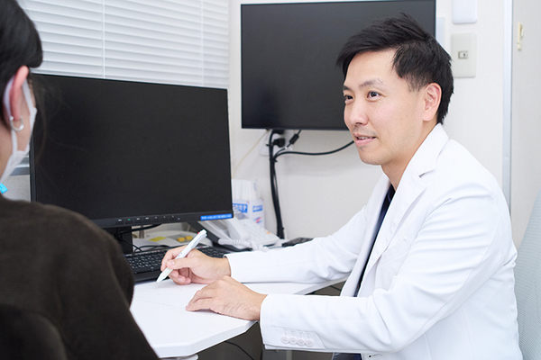 花田内科胃腸科医院 患者の不安を和らげるために丁寧な説明を心がけている