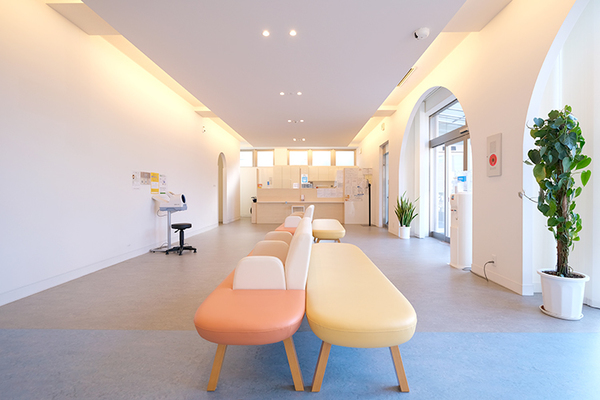 ホームケアクリニック横浜港南 日光が差し込む待合室