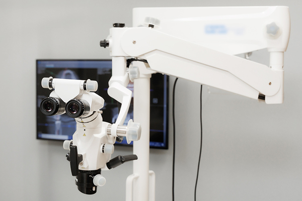 博多さとうBC歯科 マイクロスコープを活用し、細部まで確認しながら治療を進める