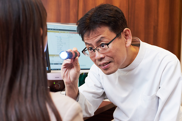 あかだクリニック 喉の腫れや炎症、気道の異常を丁寧に確認する河井理事長