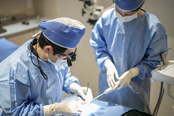 平安通歯科クリニック 院長の青木先生は口腔外科を専門的に学んできた