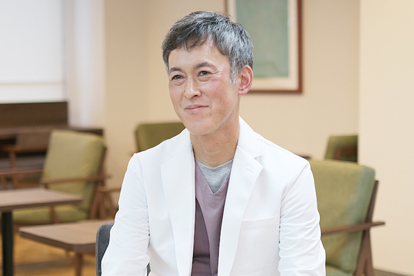 西新井大腸肛門科 排便習慣が痔核・裂肛・痔ろうの発症に深く関係すると話す