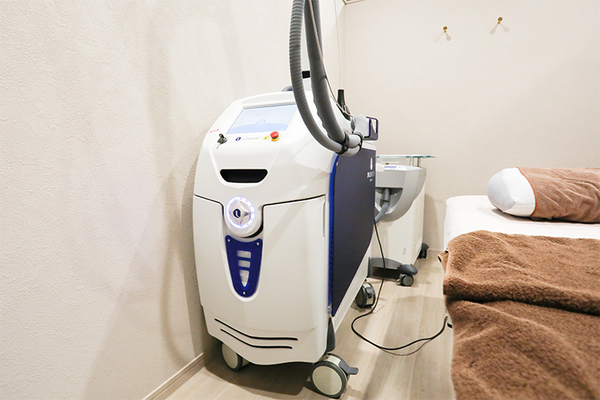 岡山レラクリニック 2種類の波長レーザーで痛みを抑えた光脱毛を行う