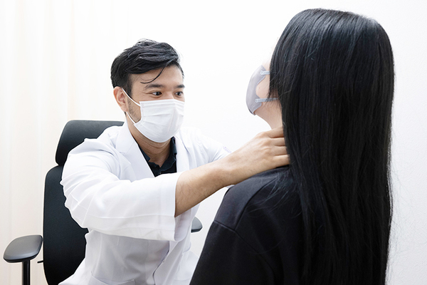 竹の塚糖尿病内科・ヒフ科 甲状腺の腫れやしこりを確かめるため、触診で丁寧にチェック