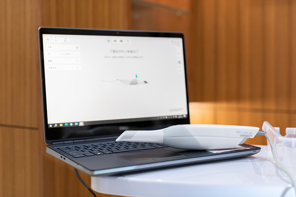 有坂歯科・インプラントオフィス 同院では口腔内スキャナーを導入。治療計画に役立てている