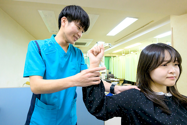 若山整形外科 理学療法士が患者の悩みに寄り添いながらリハビリをサポート