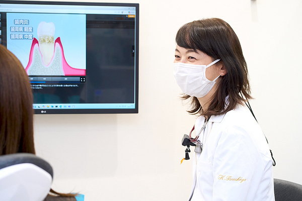 土屋デンタルクリニック　桜丘 患者一人ひとりとの会話を大切にしている土屋院長