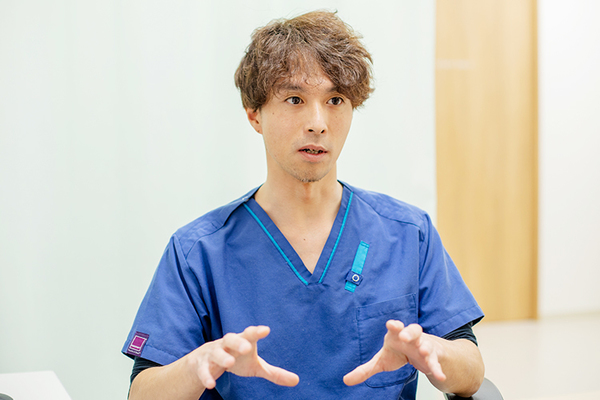 吹田くわた内科・ペインクリニック 「早めの受診と適切なケアが大切」と話す桑田院長