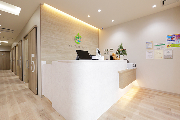 オリーブこどもクリニック 木目を基調とした温かく親しみやすい雰囲気の院内
