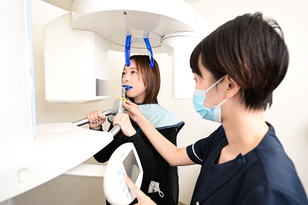 鶴見歯科医院 より正確な口腔内情報を得るため、歯科用CTなどで撮影を行う