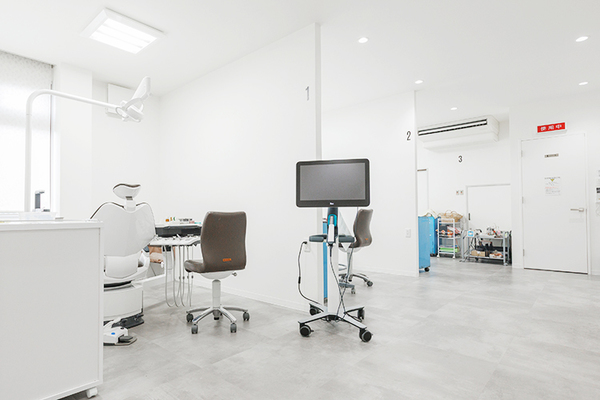 小林歯科医院 歯並びや顎の発育状況を診た上で、必要な場合に矯正治療を行う