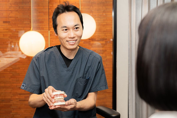 高槻ウィズデンタルクリニック どんな悩みでも相談してほしいと話す院長