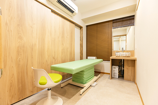 紀尾井町皮膚科クリニック 専用の洗面台を設けた完全個室の処置室を用意