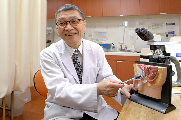 ごうじ泌尿器科クリニック 模型や資料を用いて丁寧な説明を心がけている