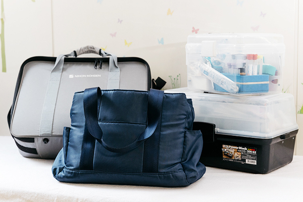 西荻窪診療所 在宅でも必要な診察が行えるようさまざまな医療機器を携える