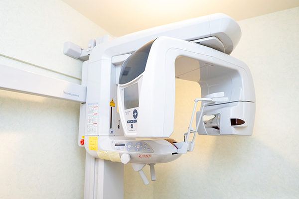 オカダ歯科クリニック 歯科用CTによる三次元的な診断で、顎の骨量や状態を詳細に把握